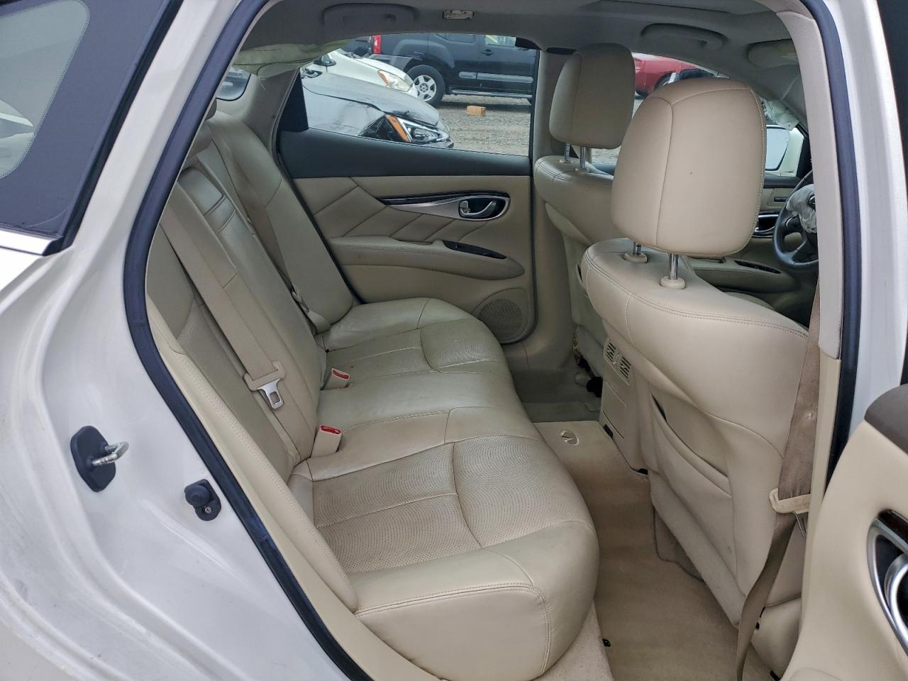 2011 INFI M37 photo 10