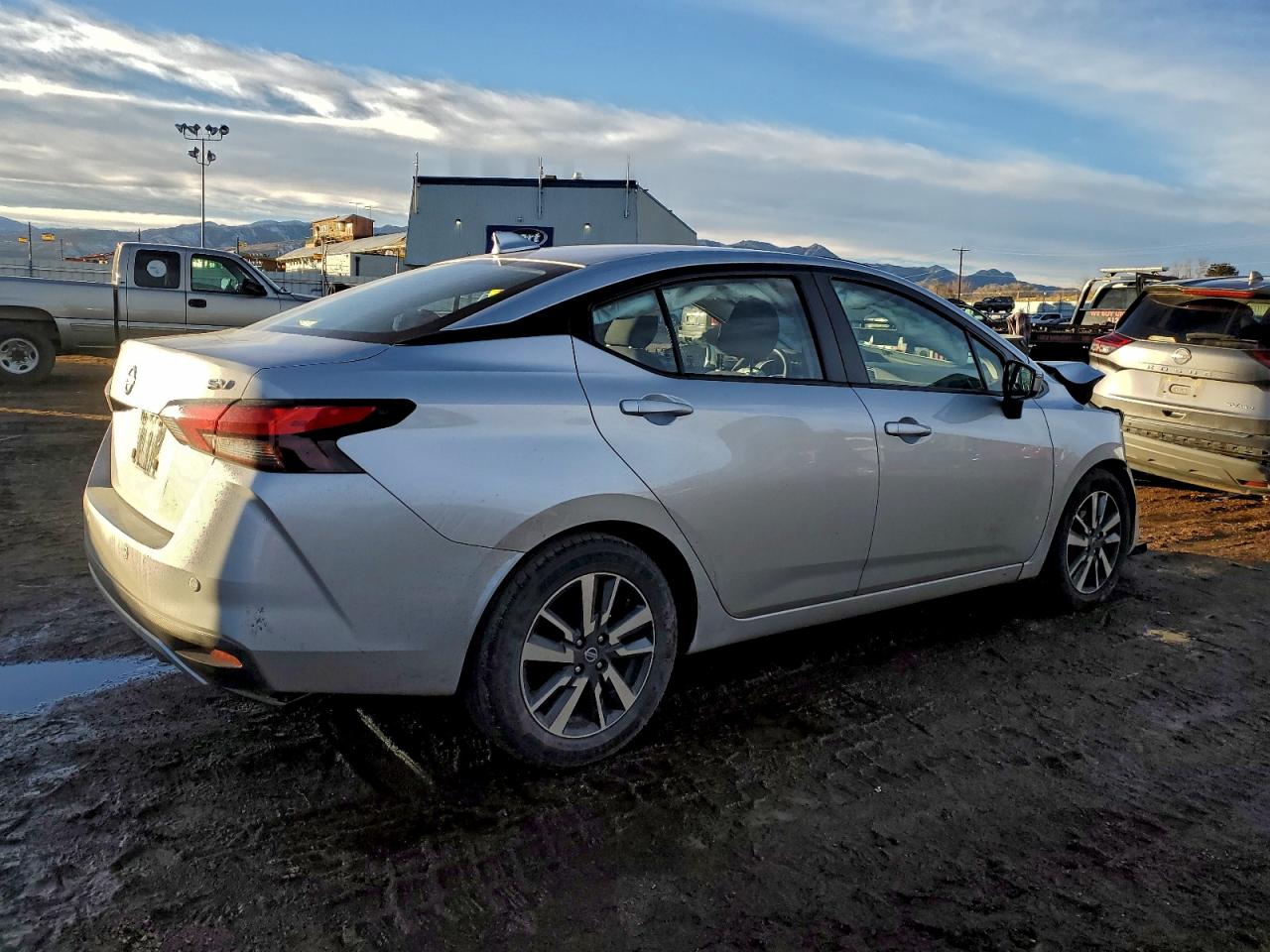 2021 NISSAN VERSA SV photo 3
