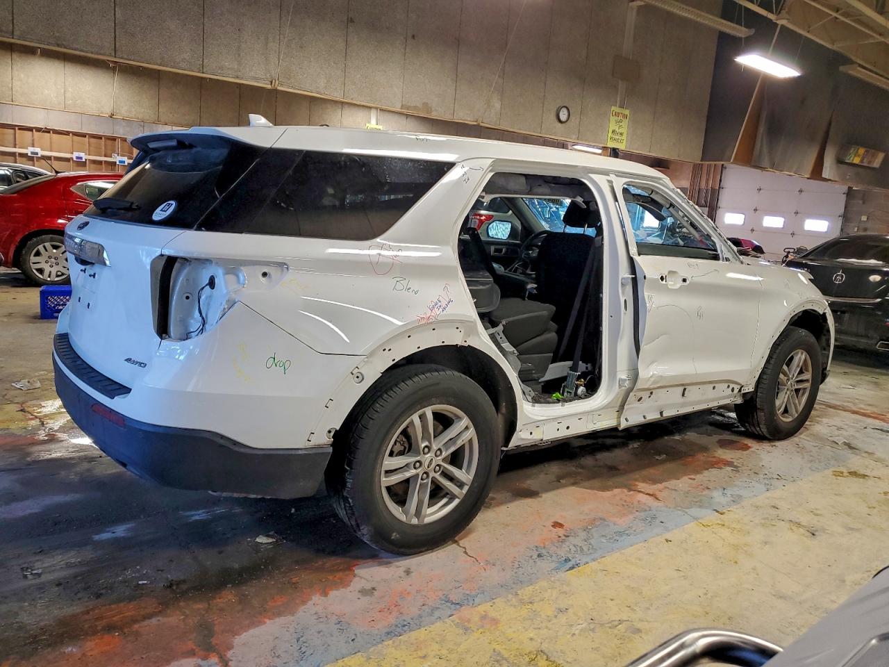 2023 FORD EXPLORER XLT photo 3