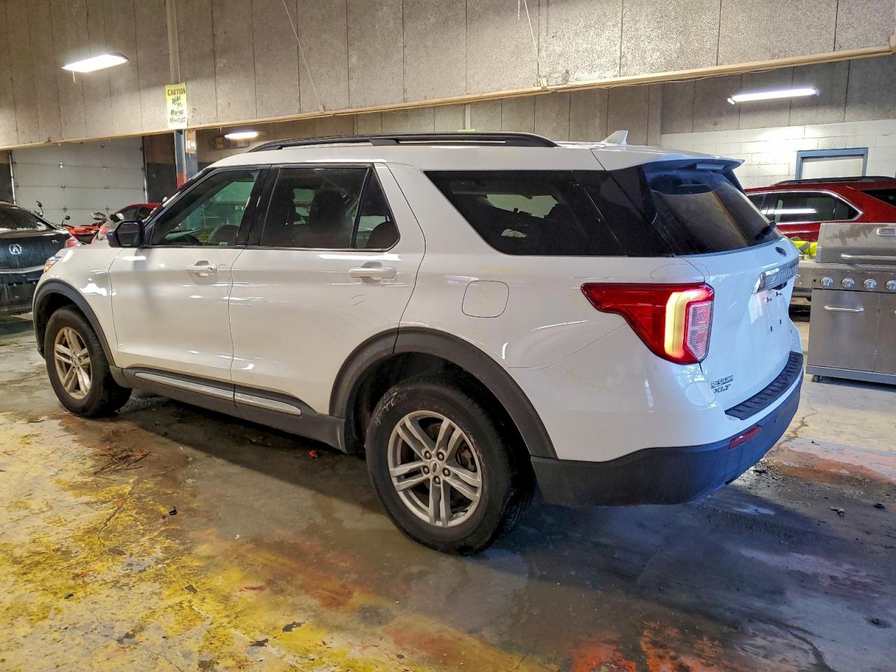 2023 FORD EXPLORER XLT photo 2