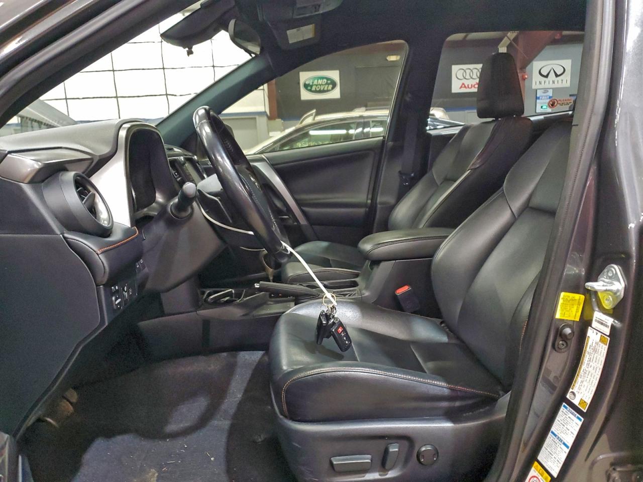 2016 TOYOTA RAV4 SE photo 7