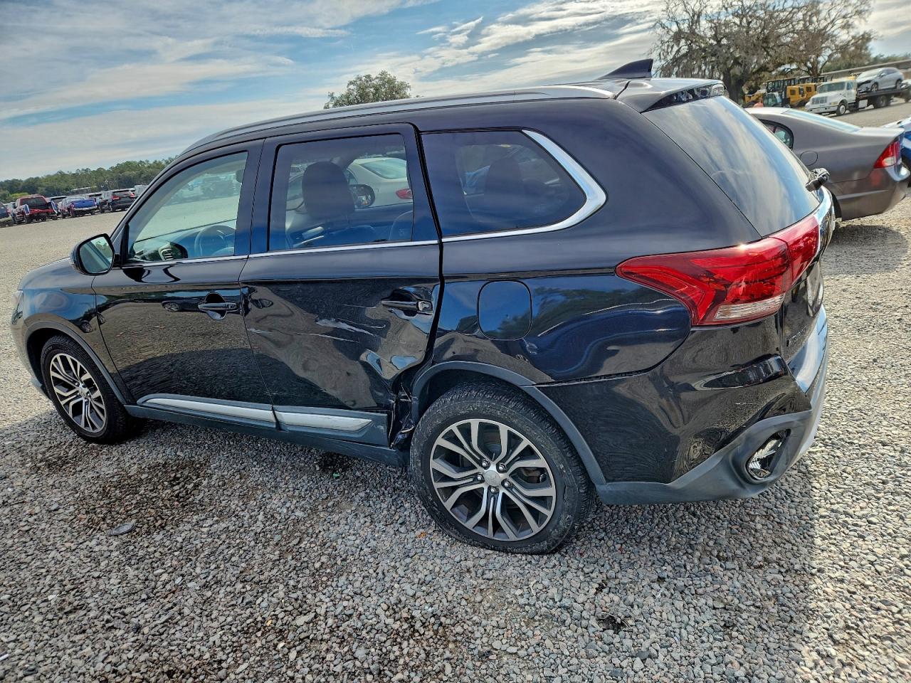 2017 MITSUBISHI OUTLANDER SE photo 2