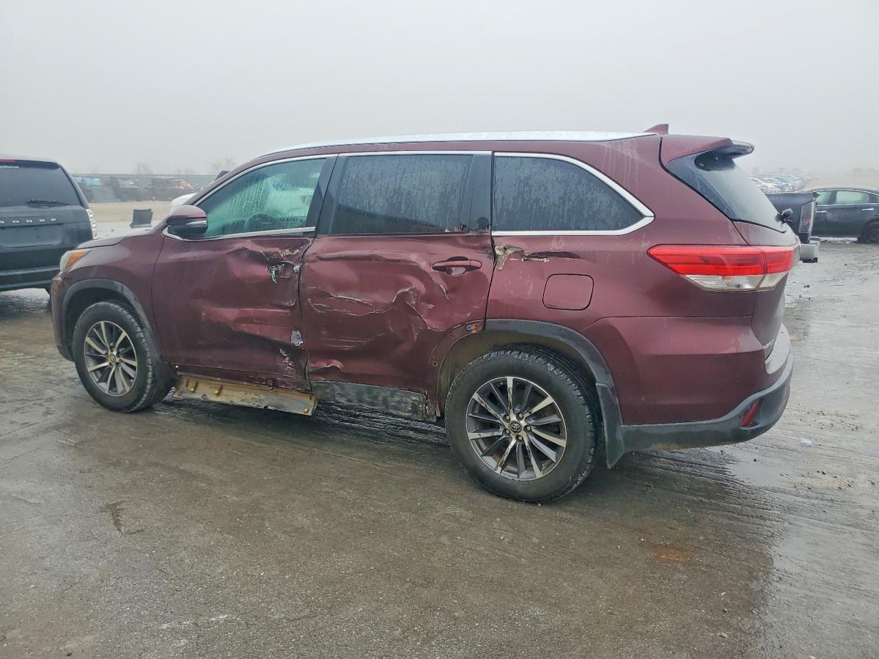 2019 TOYOTA HIGHLANDER SE photo 2