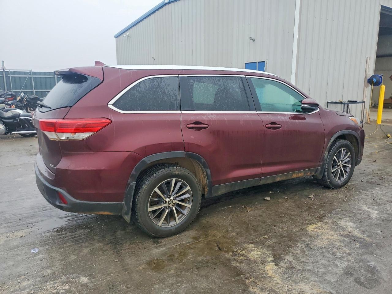 2019 TOYOTA HIGHLANDER SE photo 3