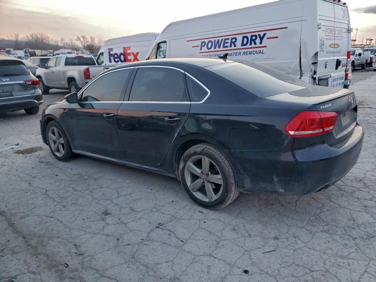 2012 VOLKSWAGEN PASSAT SE photo 2