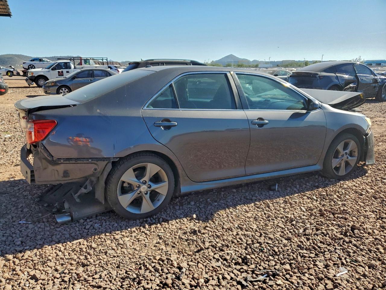 2014 TOYOTA CAMRY L photo 3