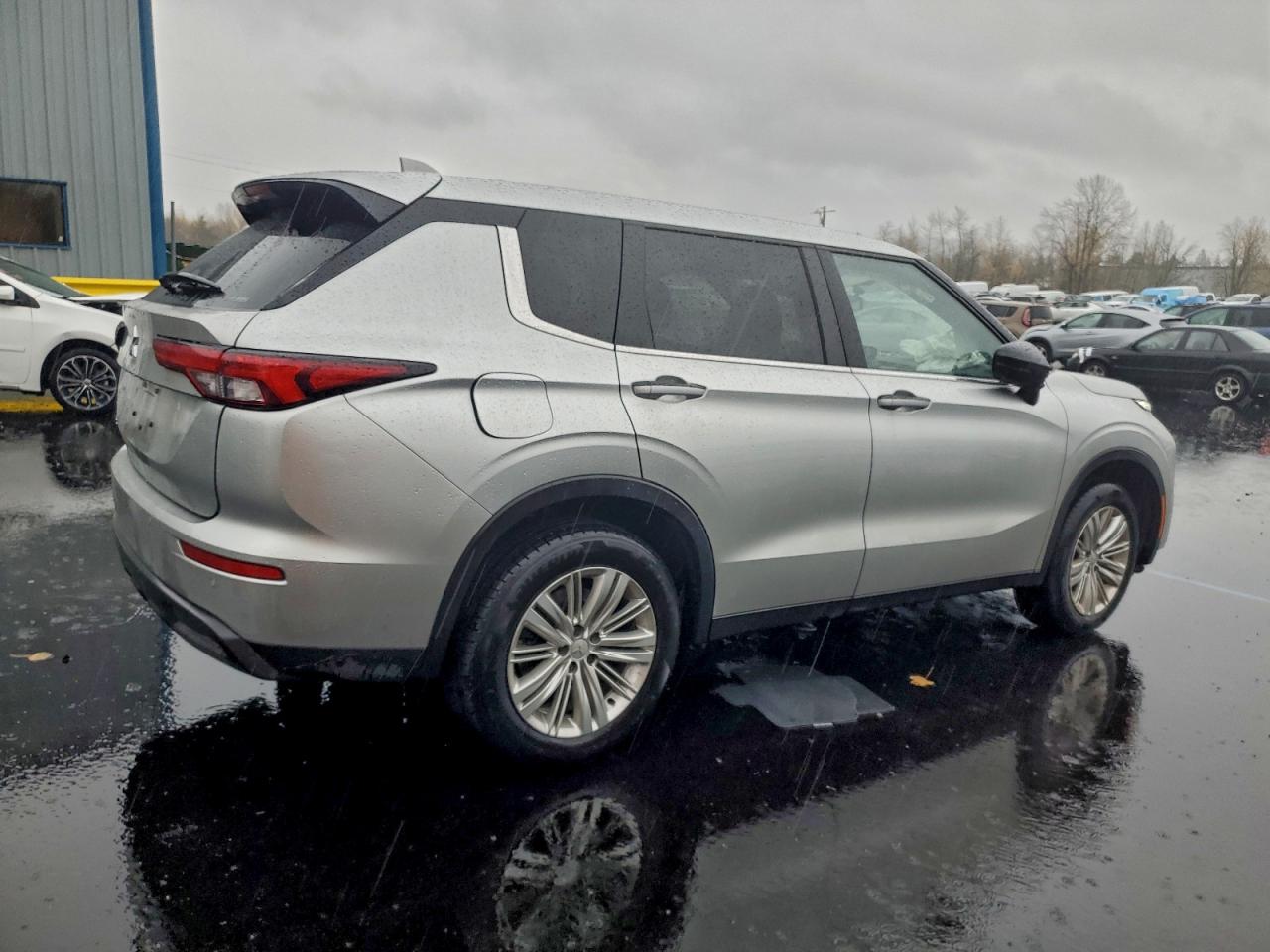 2024 MITSUBISHI OUTLANDER ES photo 3
