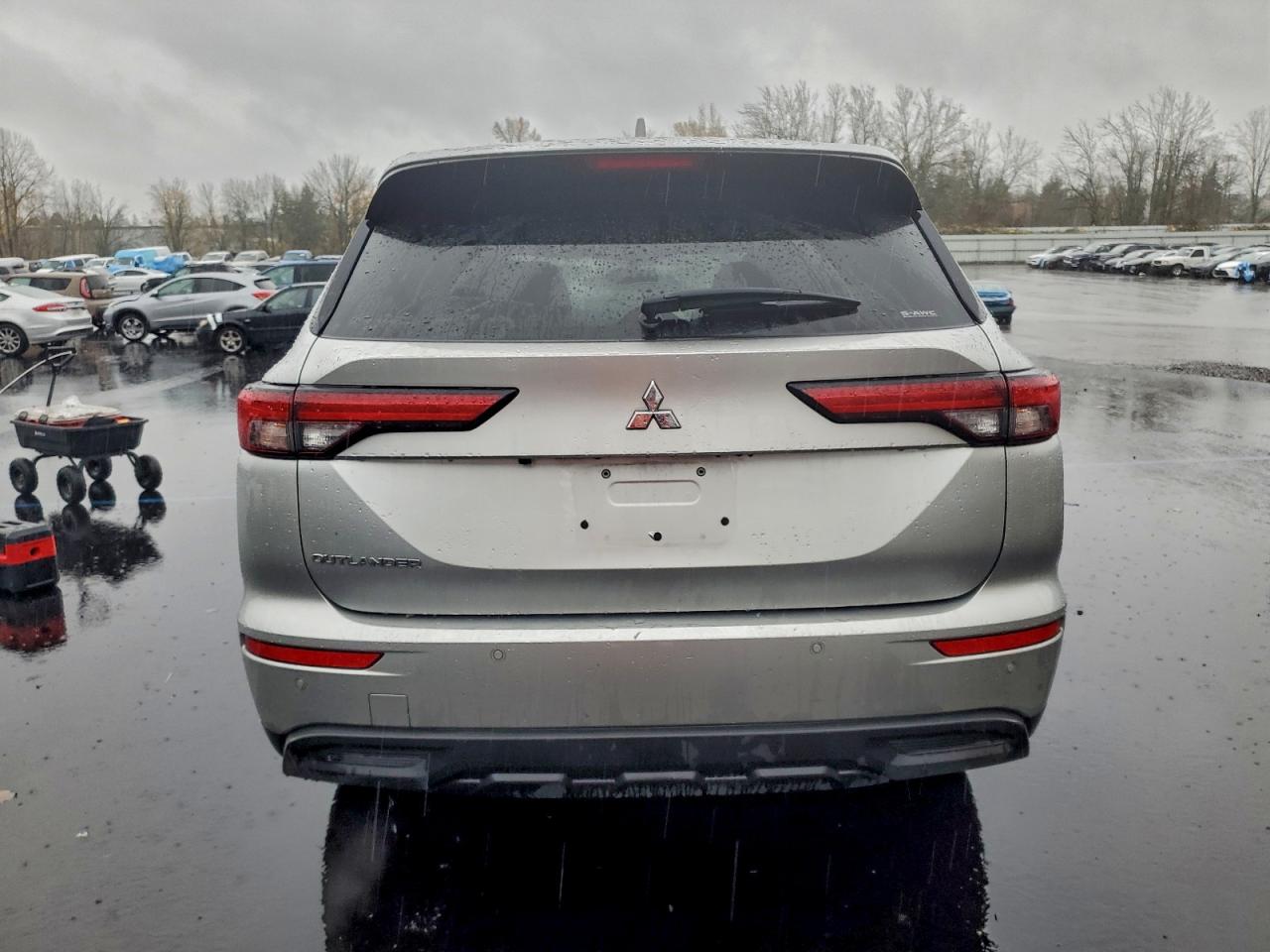 2024 MITSUBISHI OUTLANDER ES photo 6
