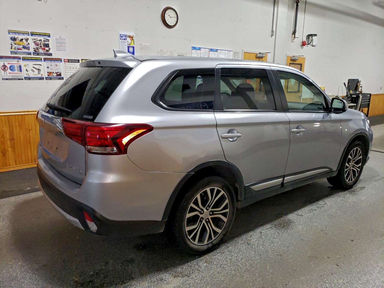 2017 MITSUBISHI OUTLANDER SE photo 3