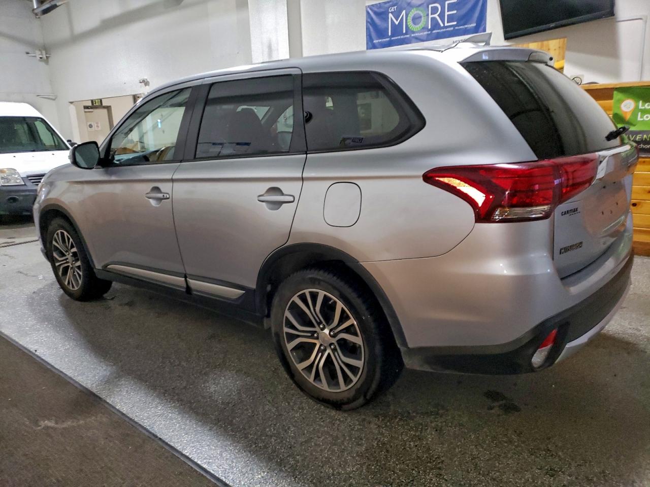2017 MITSUBISHI OUTLANDER SE photo 2