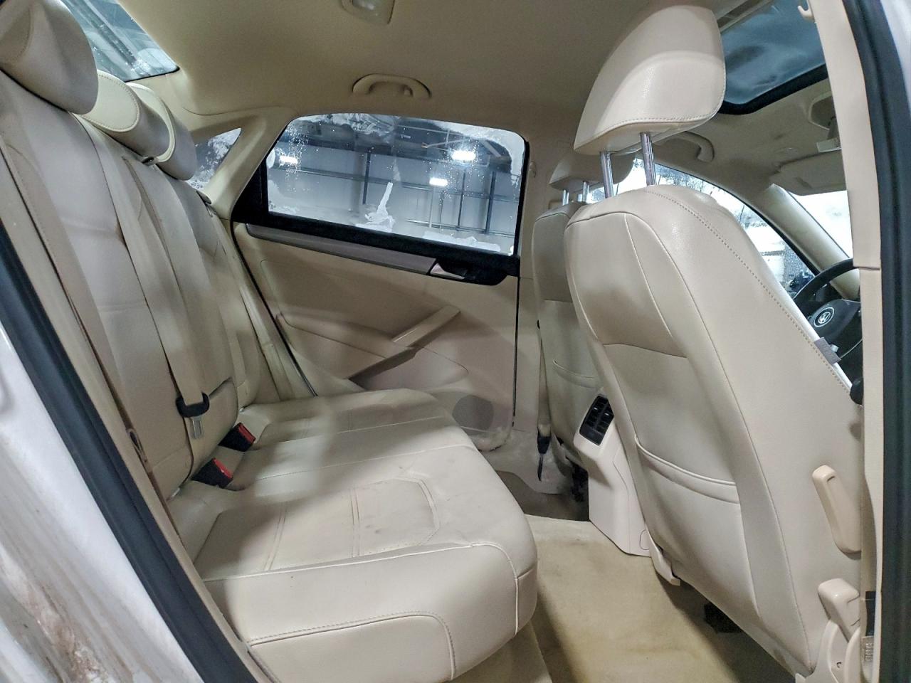 2014 VOLKSWAGEN PASSAT SE photo 10