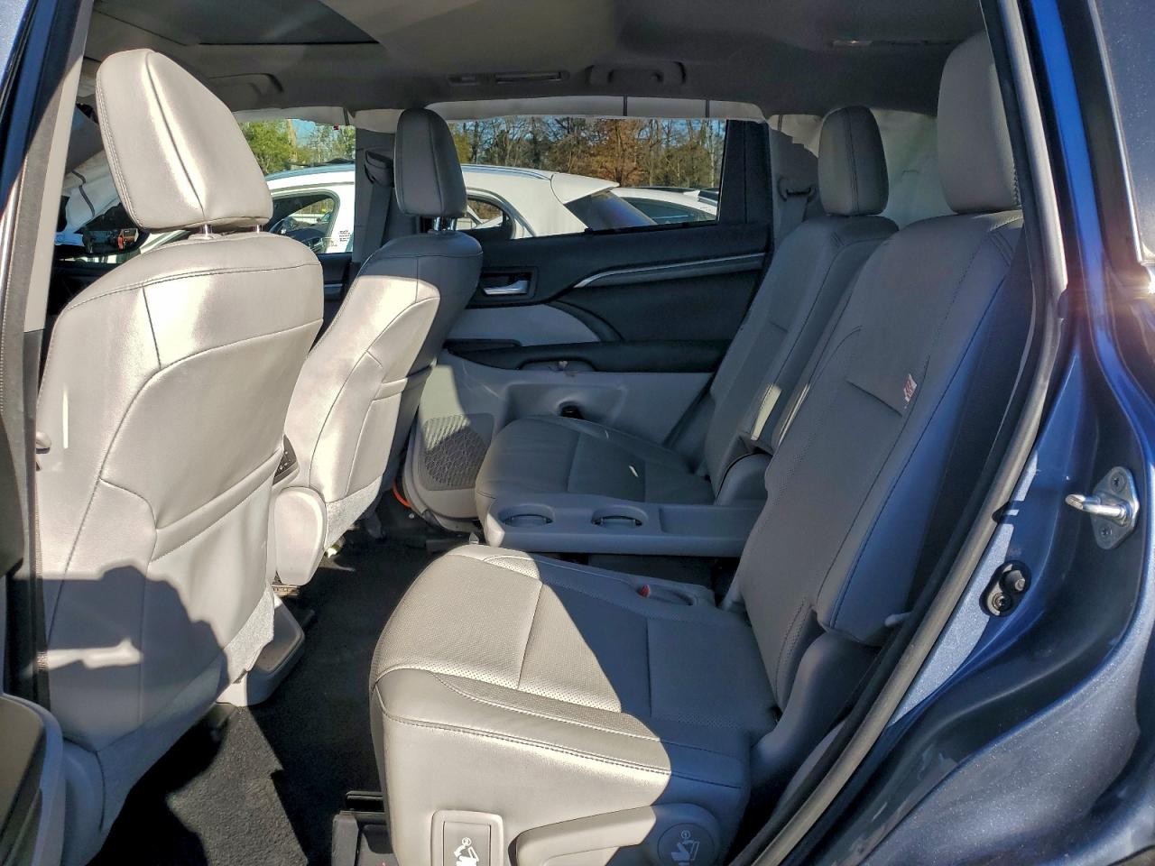 2018 TOYOTA HIGHLANDER LIMITED photo 10
