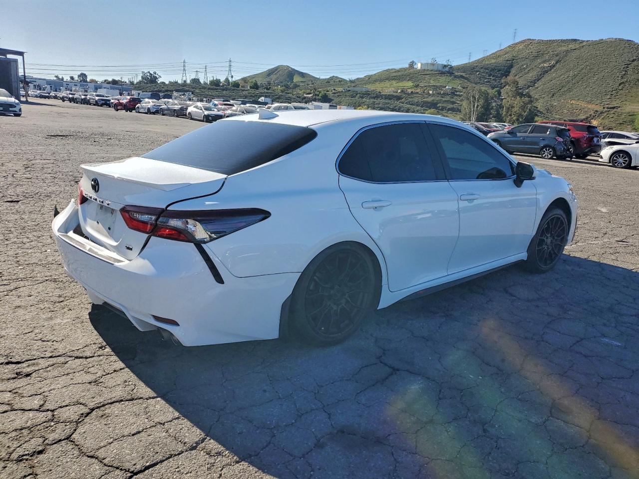 2021 TOYOTA CAMRY SE photo 3