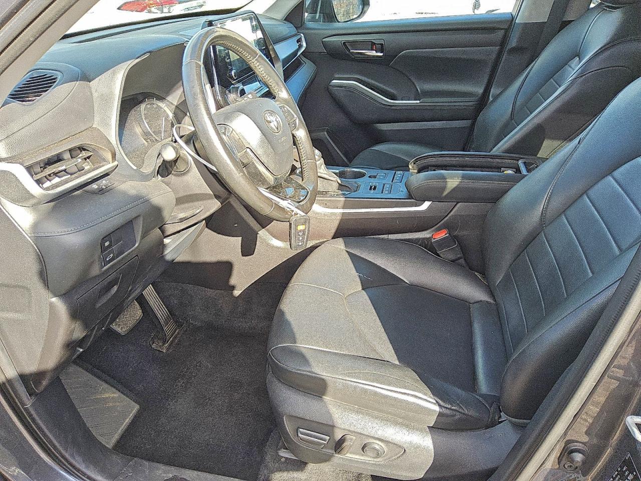 2021 TOYOTA HIGHLANDER XLE photo 7