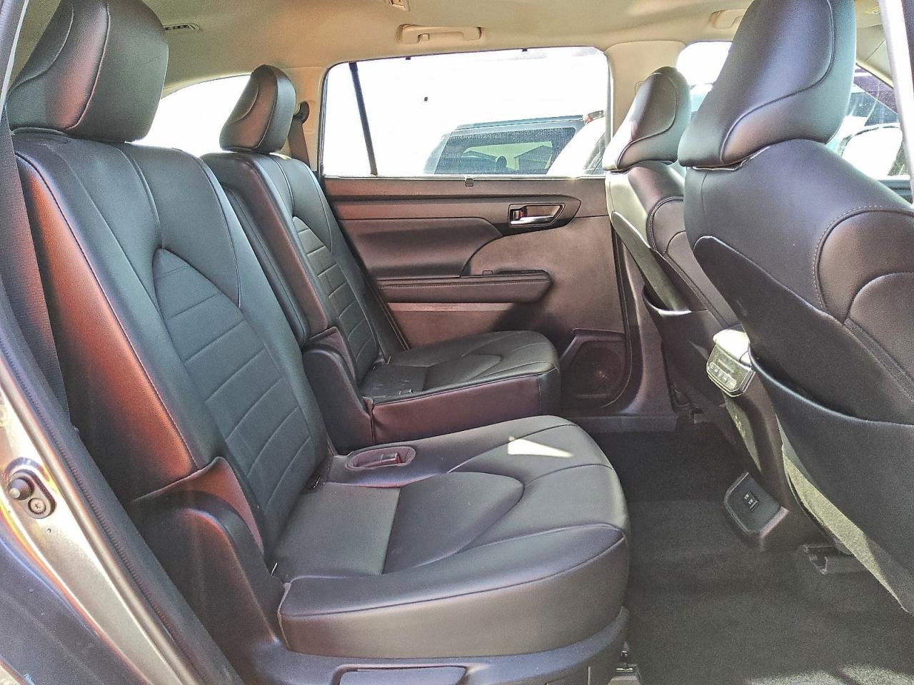 2021 TOYOTA HIGHLANDER XLE photo 11