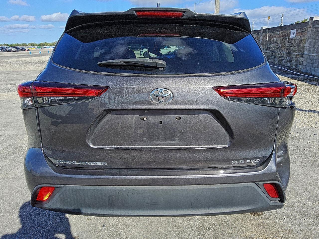 2021 TOYOTA HIGHLANDER XLE photo 6