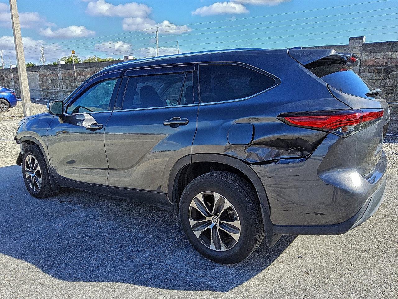 2021 TOYOTA HIGHLANDER XLE photo 2