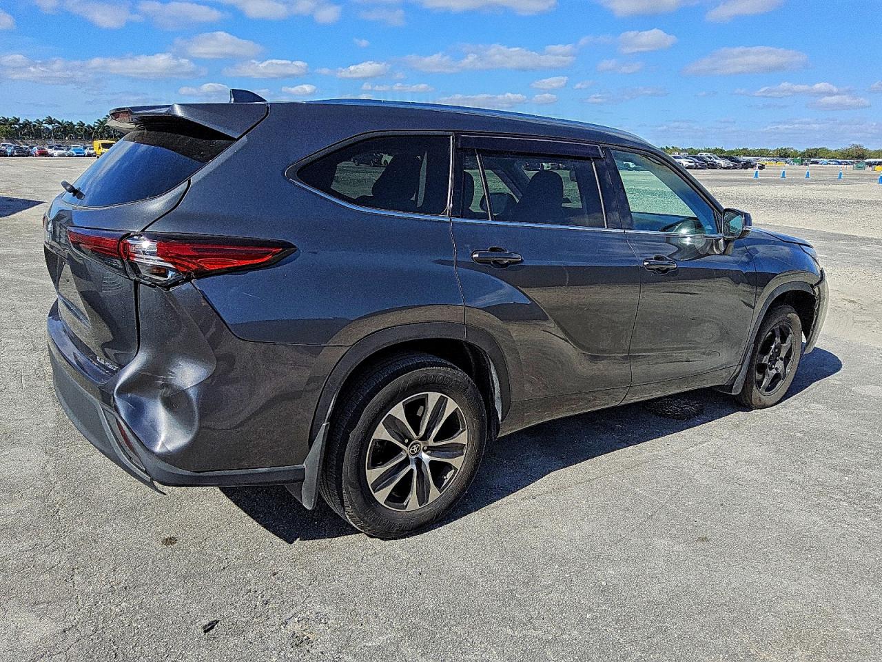 2021 TOYOTA HIGHLANDER XLE photo 3