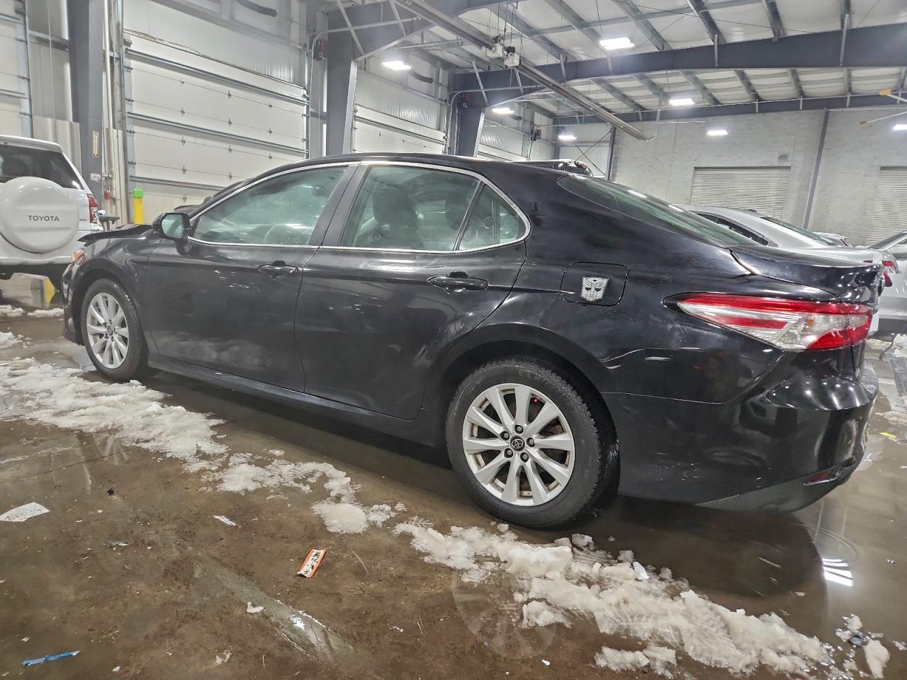 2018 TOYOTA CAMRY LE photo 2