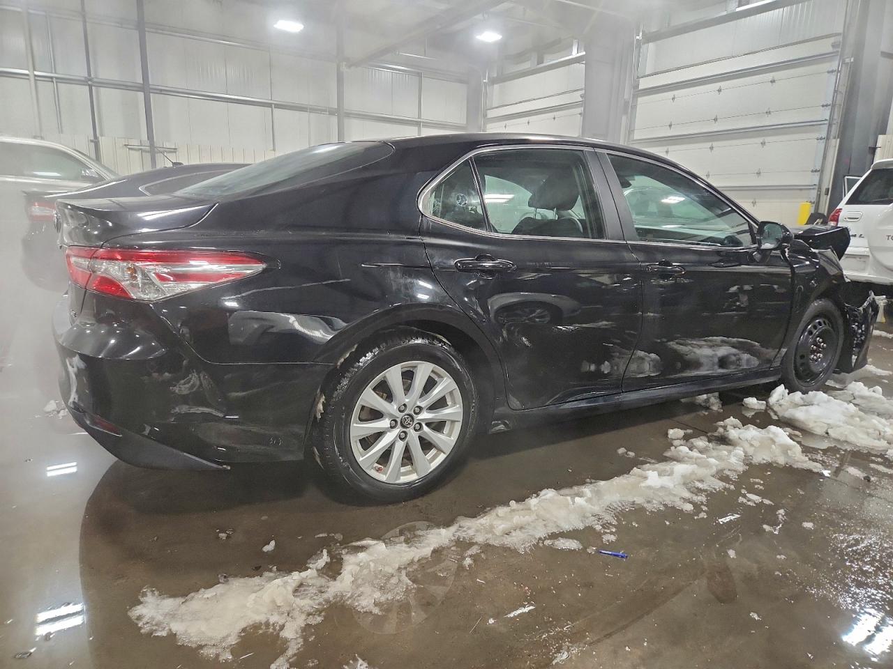 2018 TOYOTA CAMRY LE photo 3