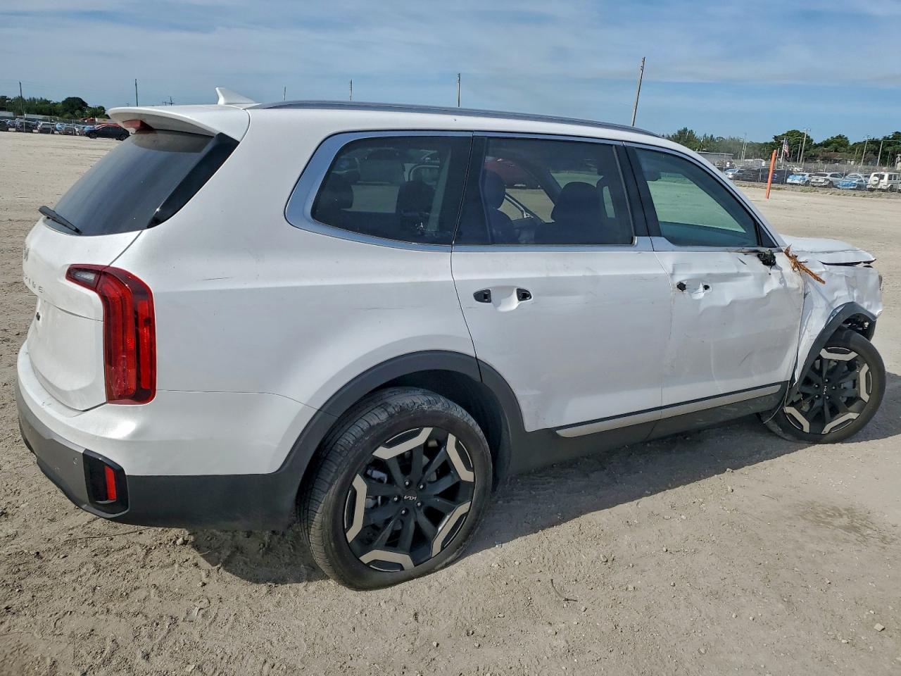 2025 KIA TELLURIDE S photo 3