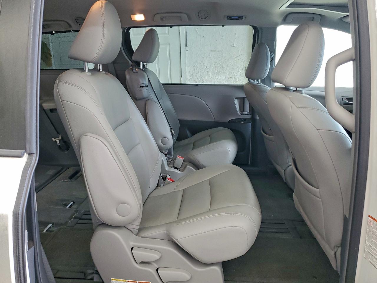 2015 TOYOTA SIENNA XLE photo 11