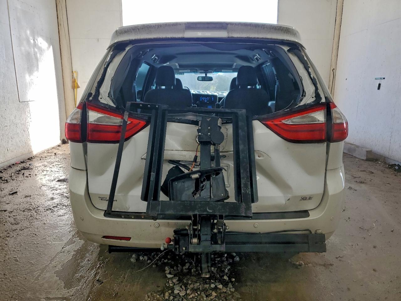 2015 TOYOTA SIENNA XLE photo 6