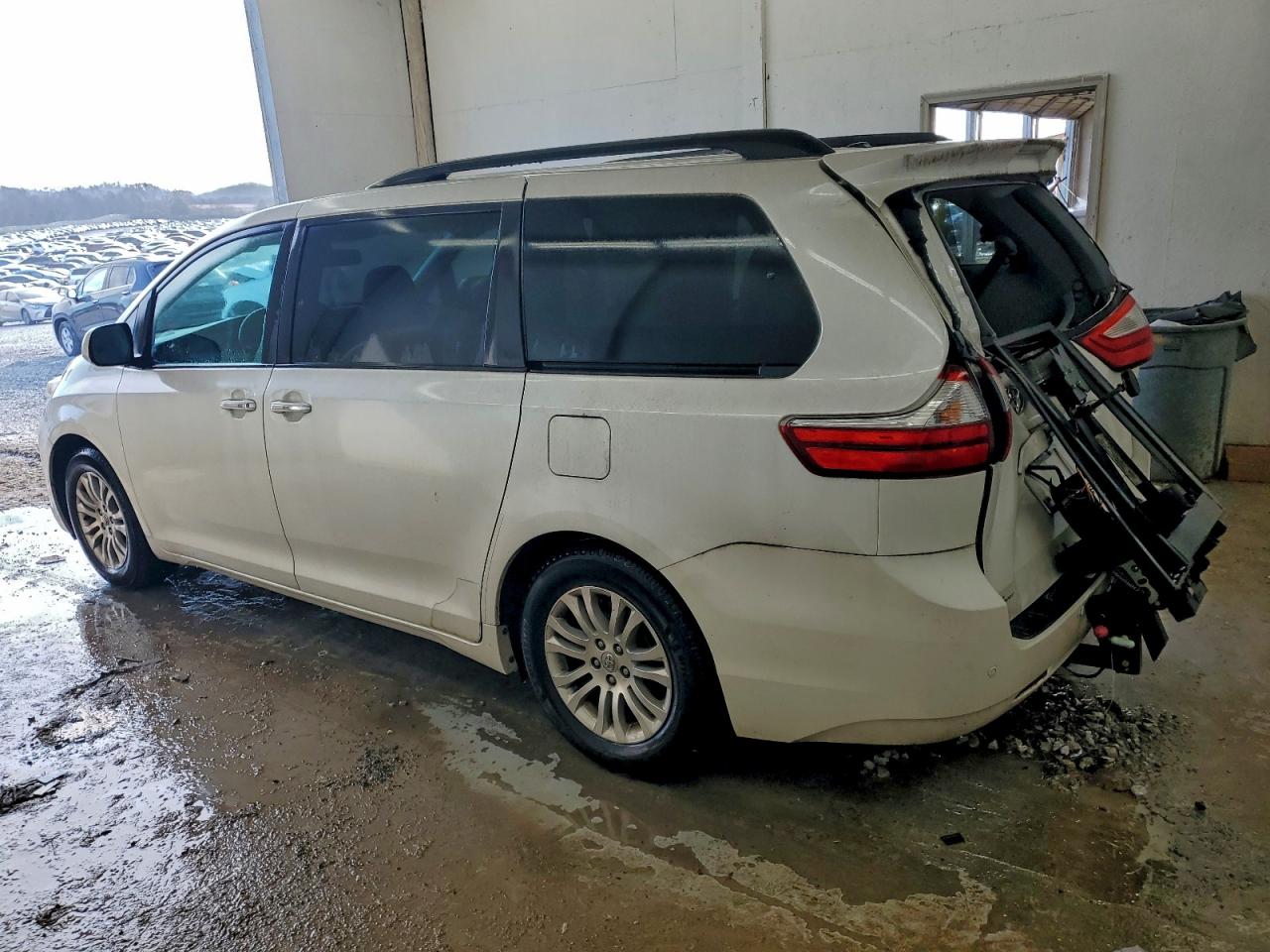 2015 TOYOTA SIENNA XLE photo 2