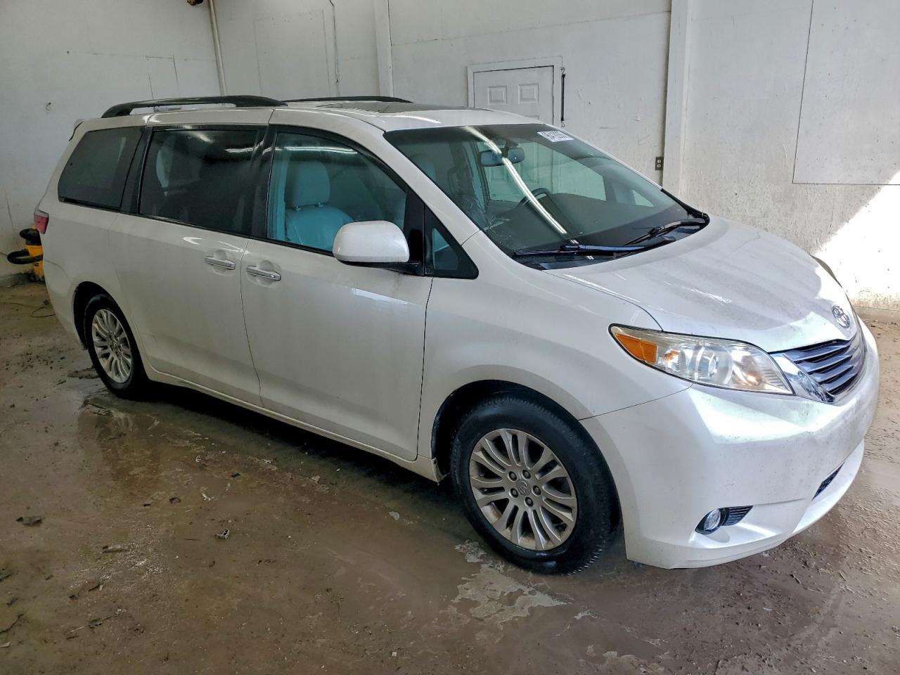 2015 TOYOTA SIENNA XLE photo 4