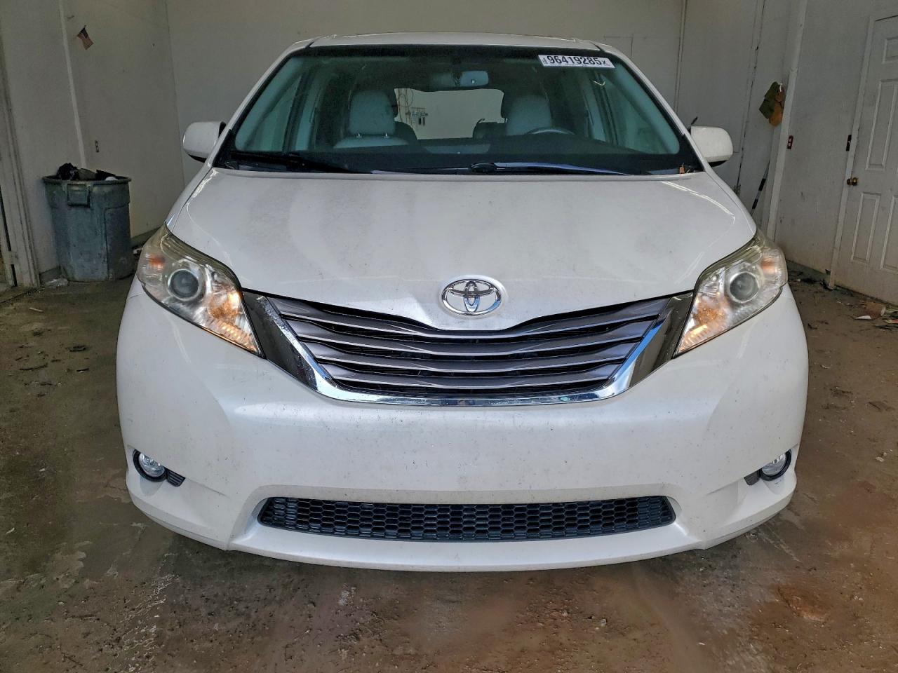 2015 TOYOTA SIENNA XLE photo 5