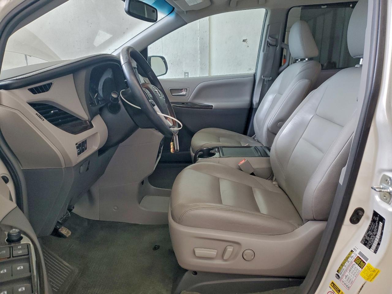 2015 TOYOTA SIENNA XLE photo 7