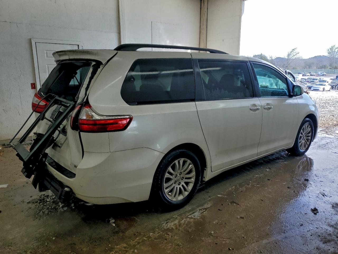 2015 TOYOTA SIENNA XLE photo 3