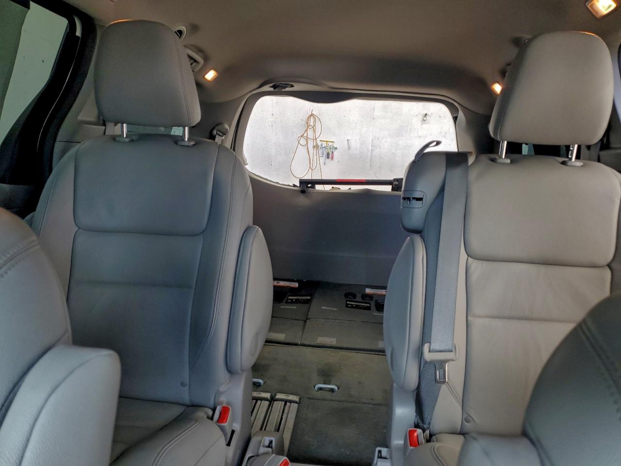 2015 TOYOTA SIENNA XLE photo 10