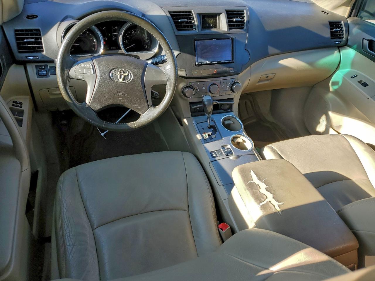 2010 TOYOTA HIGHLANDER photo 8