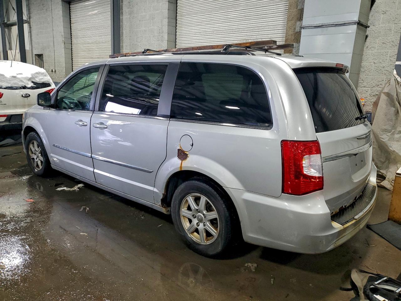 2011 CHRYSLER TOWN & COUNTRY TOURING photo 2