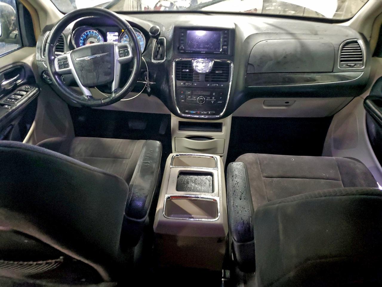 2011 CHRYSLER TOWN & COUNTRY TOURING photo 8