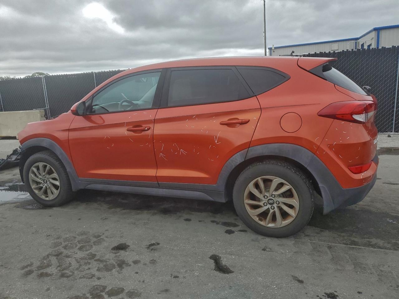 2016 HYUNDAI TUCSON SE photo 2
