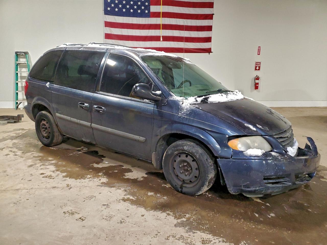 2007 CHRYSLER TOWN & COUNTRY LX photo 4