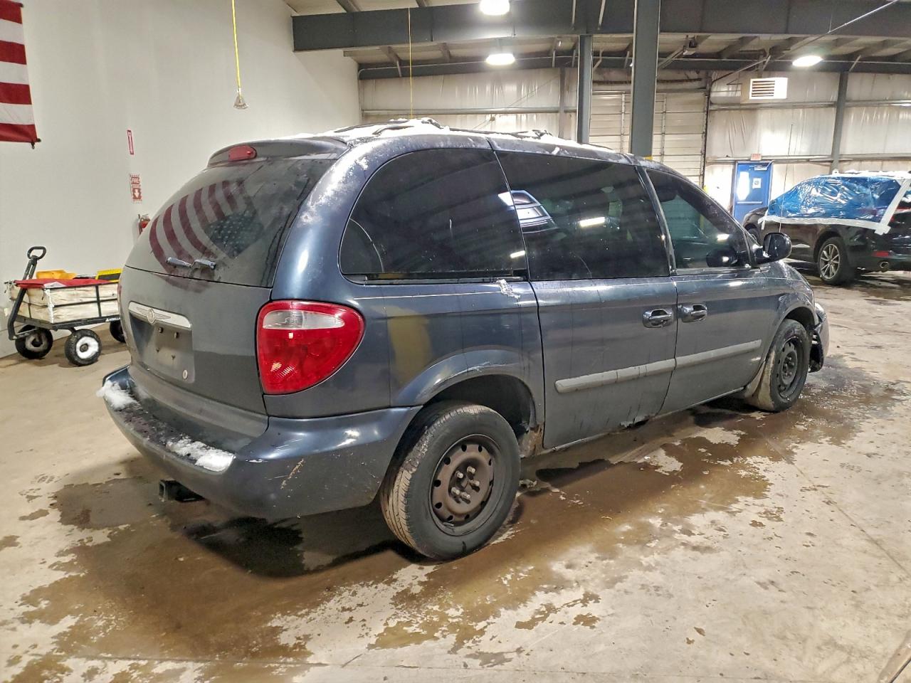 2007 CHRYSLER TOWN & COUNTRY LX photo 3