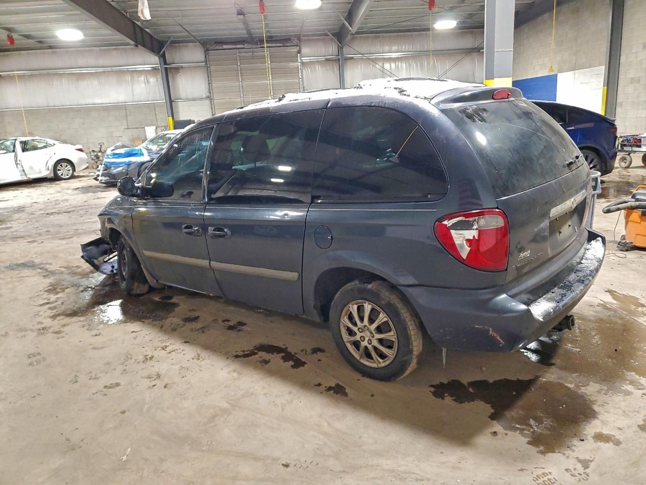 2007 CHRYSLER TOWN & COUNTRY LX photo 2
