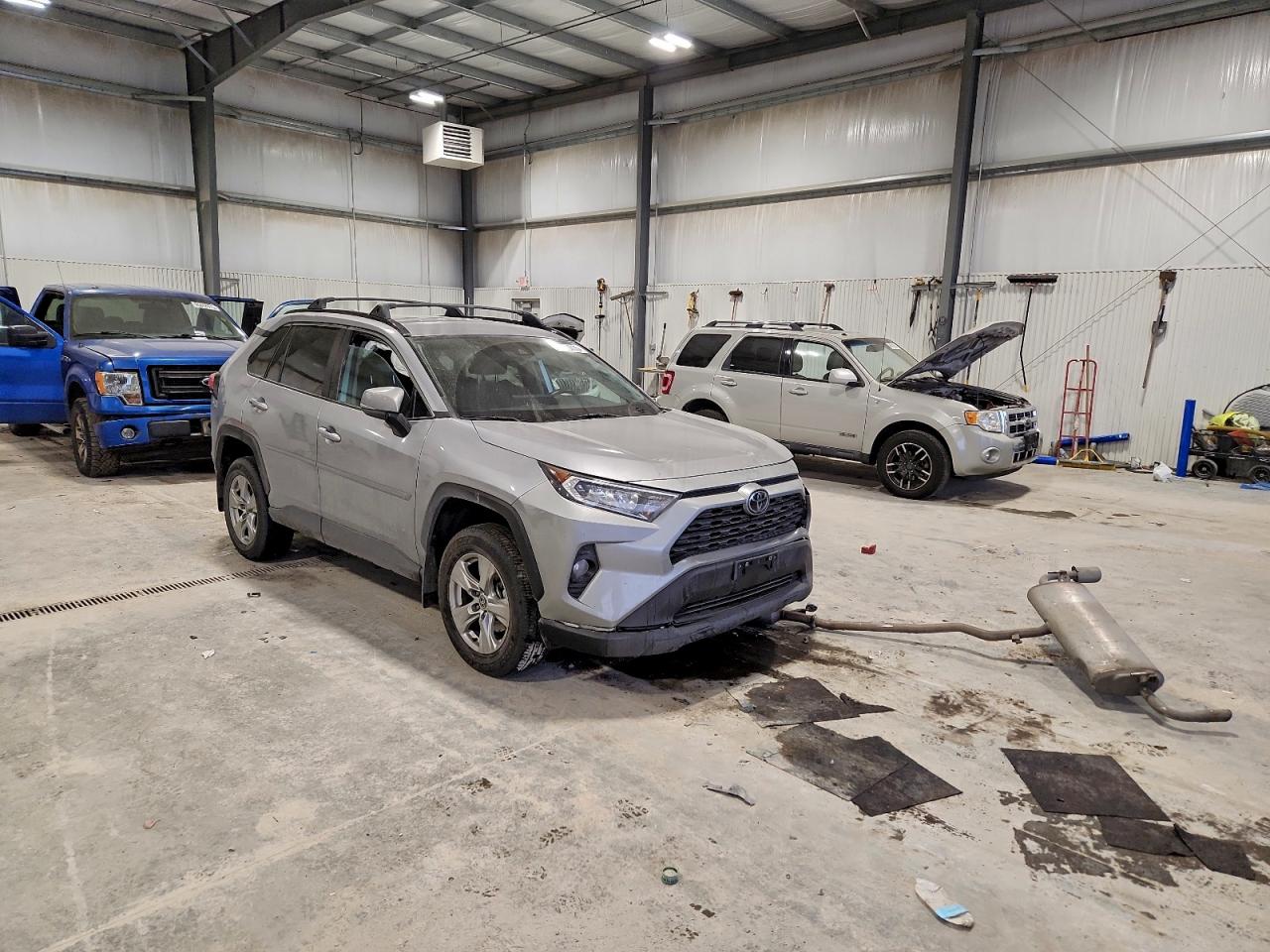 2021 TOYOTA RAV4 XLE photo 4