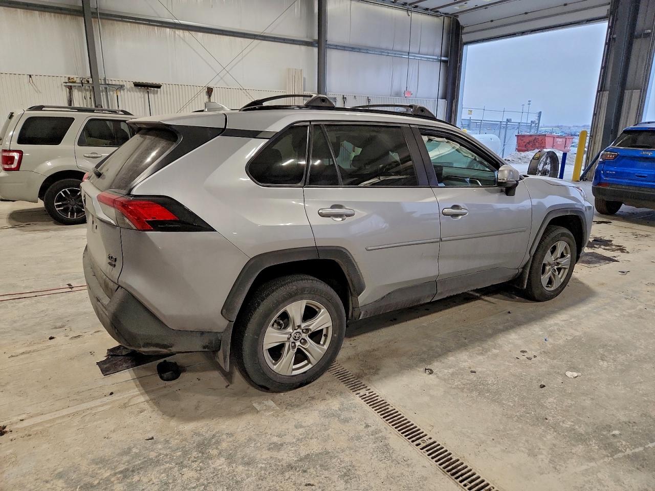 2021 TOYOTA RAV4 XLE photo 3