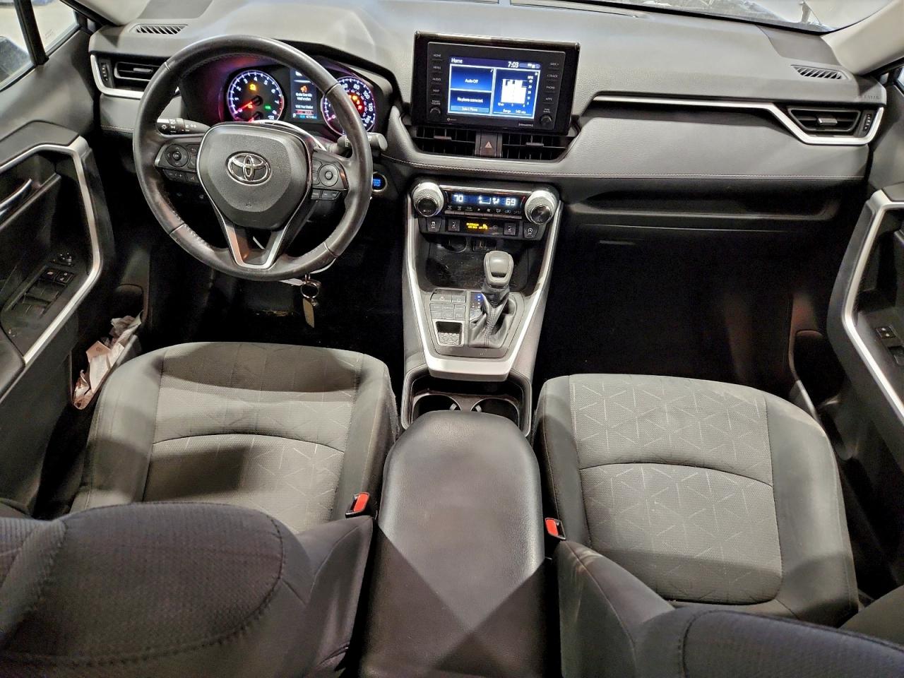 2021 TOYOTA RAV4 XLE photo 8
