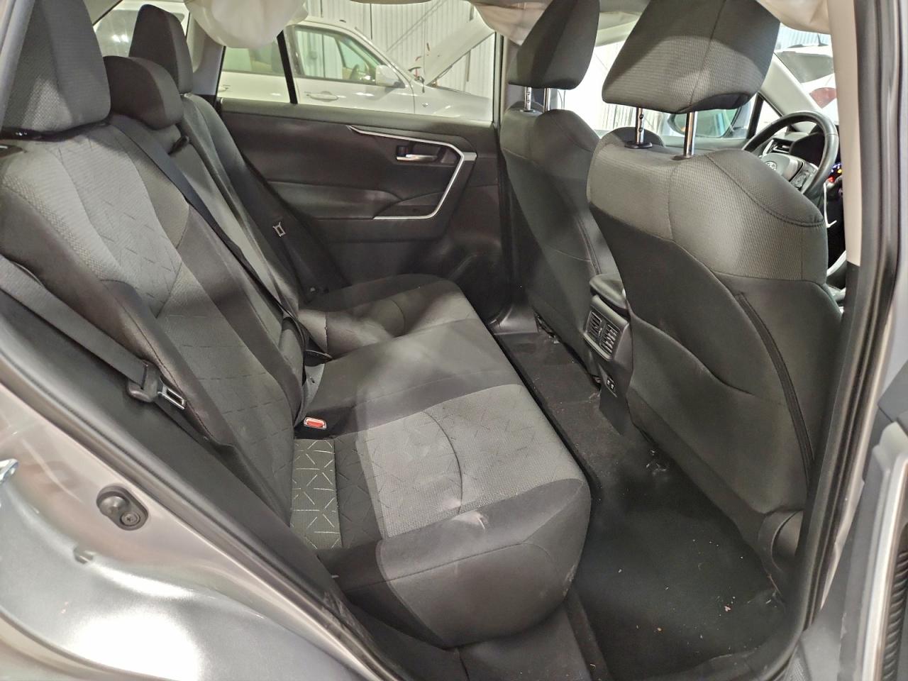 2021 TOYOTA RAV4 XLE photo 11