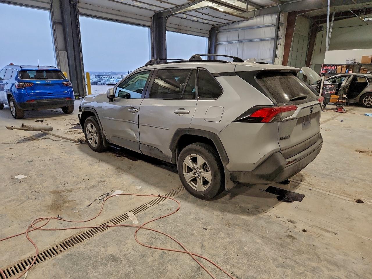 2021 TOYOTA RAV4 XLE photo 2