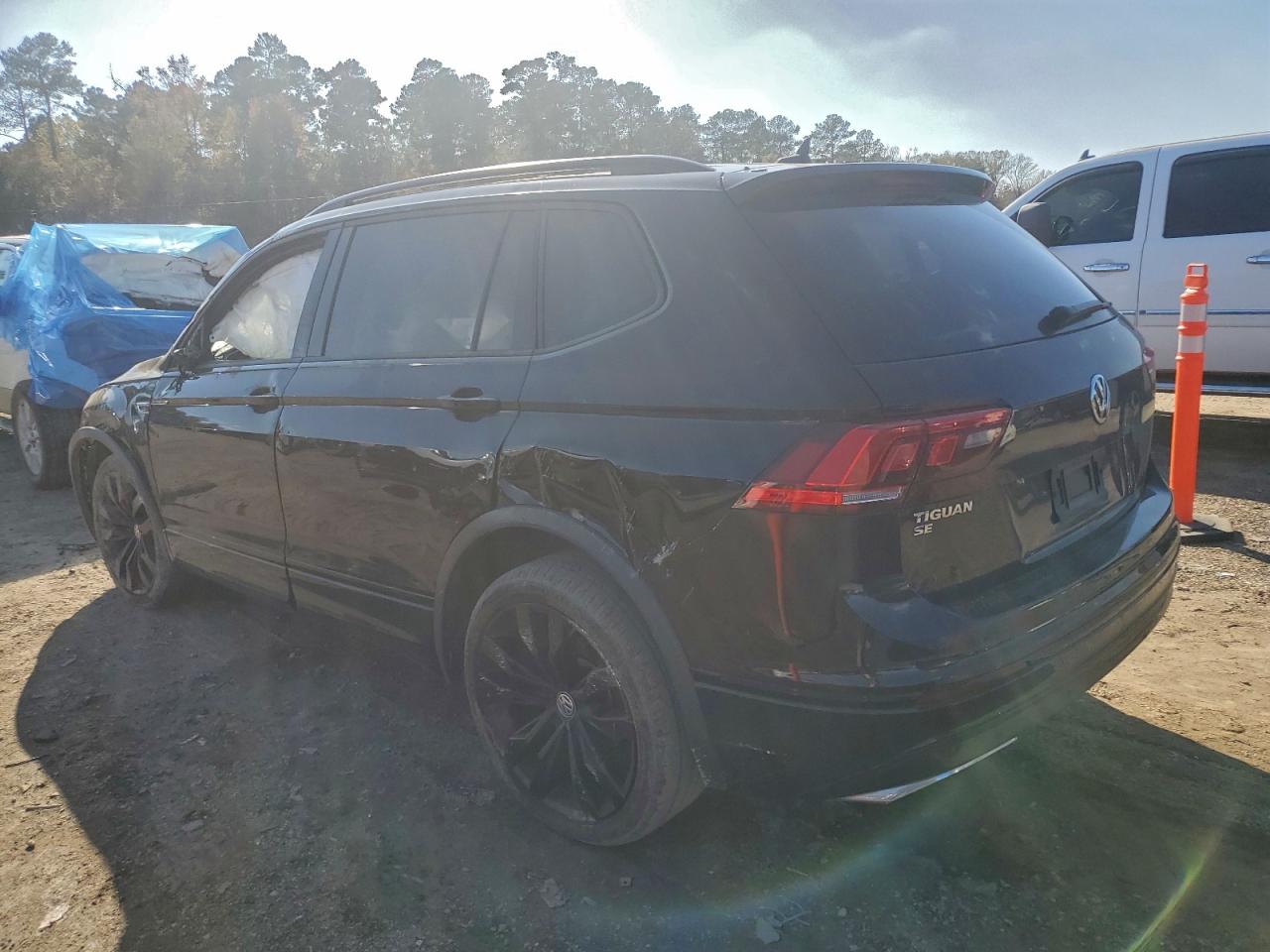 2020 VOLKSWAGEN TIGUAN SE photo 2