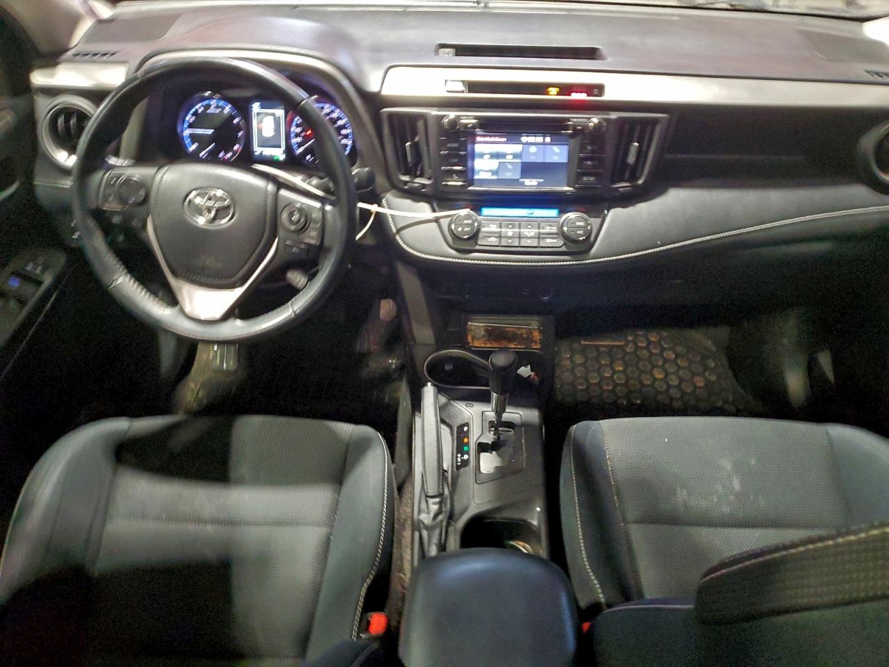 2017 TOYOTA RAV4 XLE photo 8