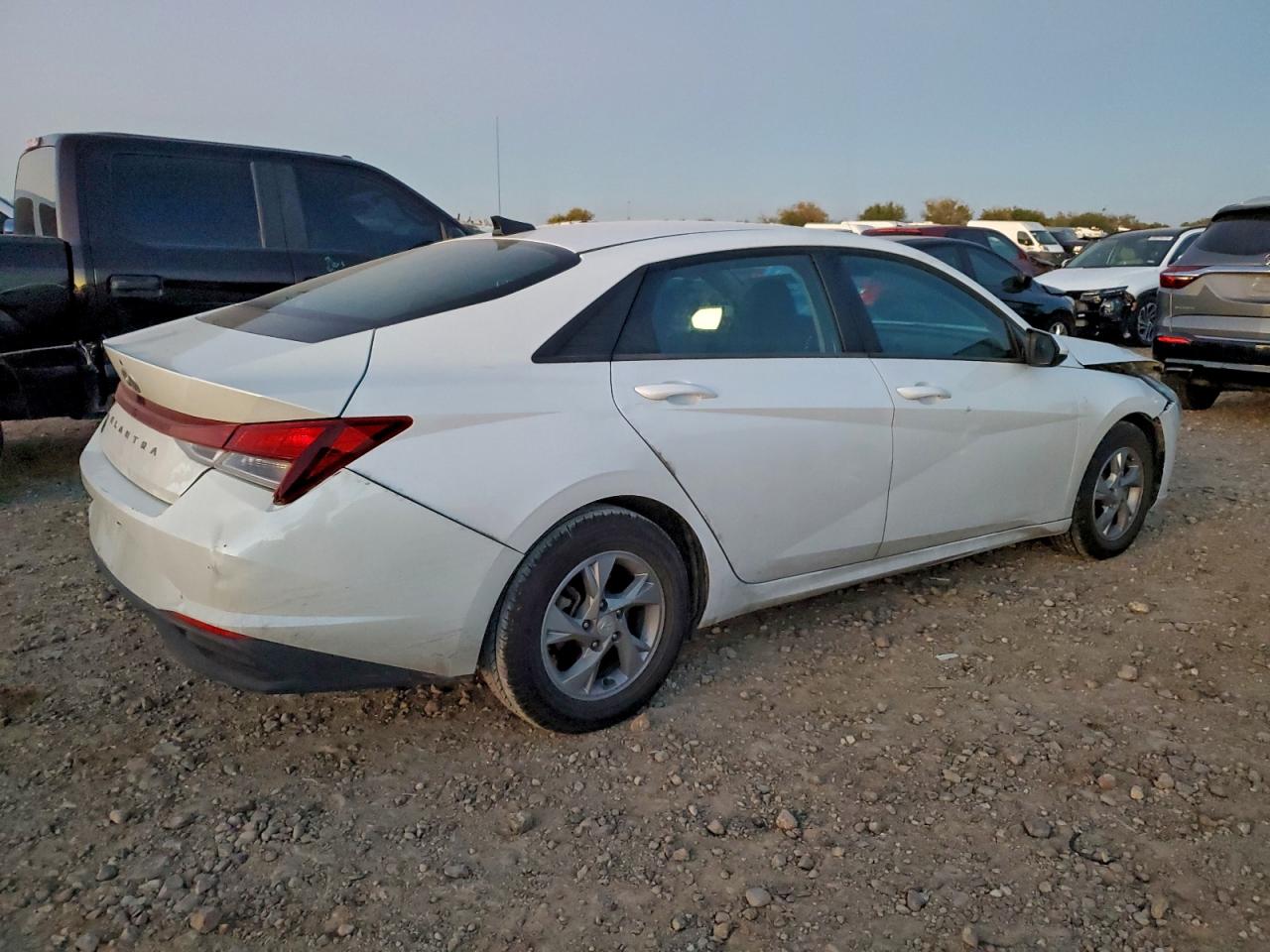 2022 HYUNDAI ELANTRA SE photo 3