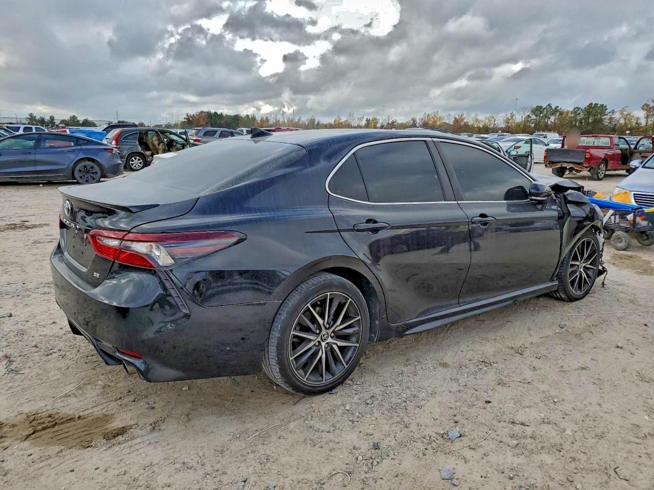 2022 TOYOTA CAMRY SE photo 3