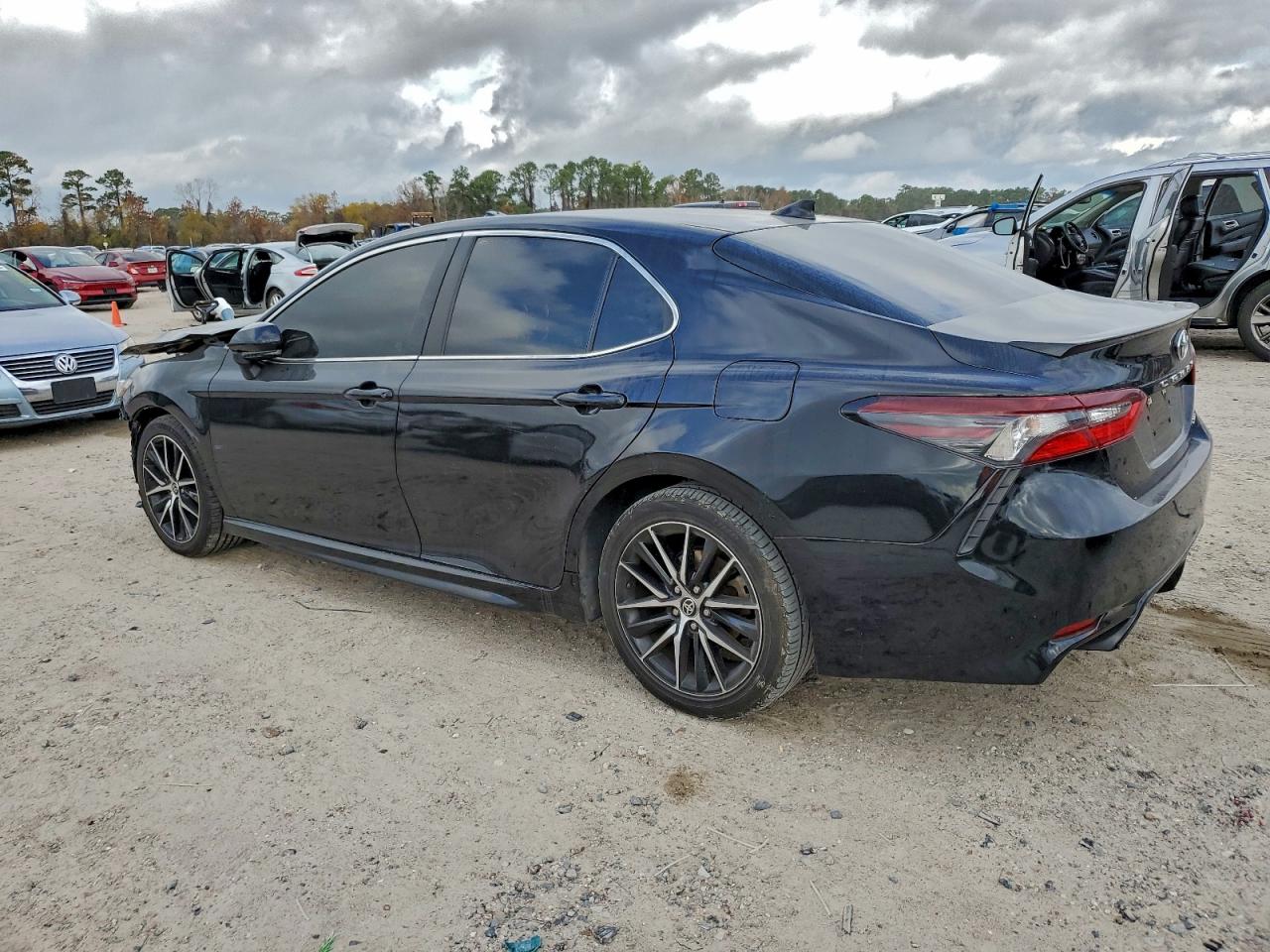 2022 TOYOTA CAMRY SE photo 2